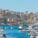 Privat bolig Historic Ground Floor In Medieval Knights House With Sea View At The Marina
