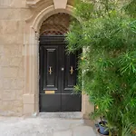 Privat bolig Historic Ground Floor In Medieval Knights House With Sea View At The Marina