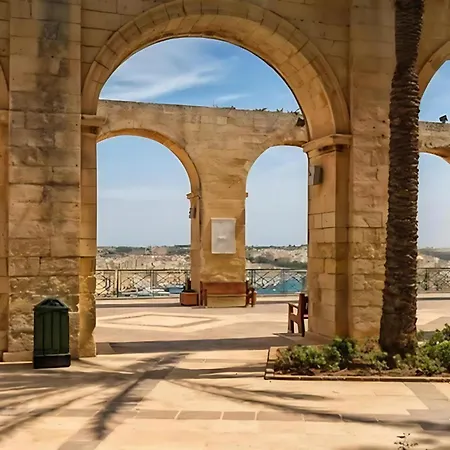 Historic Ground Floor In Medieval Knights House With Sea View At The Marina Проживание в семье