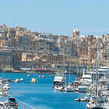 Séjour chez l'habitant Historic Ground Floor In Medieval Knights House With Sea View At The Marina