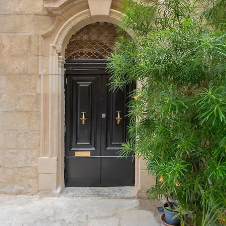Séjour chez l'habitant Historic Ground Floor In Medieval Knights House With Sea View At The Marina
