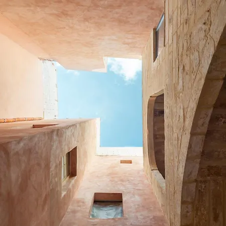 Privat bolig Historic Ground Floor In Medieval Knights House With Sea View At The Marina