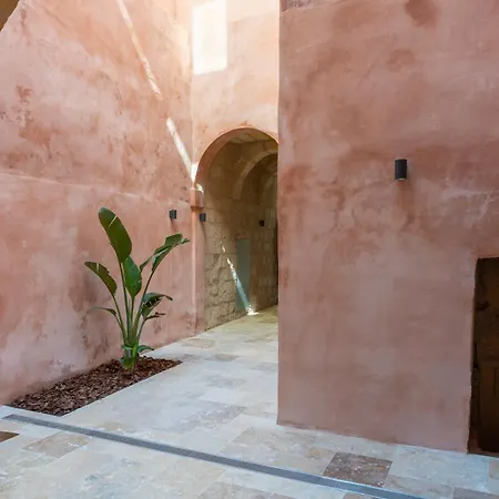 Séjour chez l'habitant Historic Ground Floor In Medieval Knights House With Sea View At The Marina