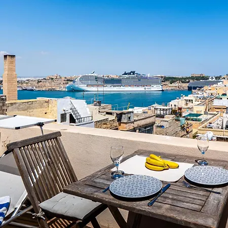 Privat bolig Historic Ground Floor In Medieval Knights House With Sea View At The Marina
