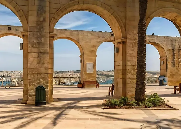 Ground Floor Appartment In Medieval Knights House With Sea View At The Marina Habitación en casa particular