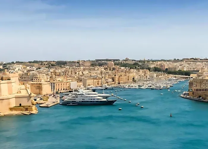 Ground Floor Appartment In Medieval Knights House With Sea View At The Marina Habitación en casa particular