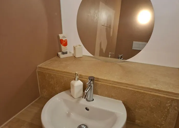 Ground Floor Appartment In Medieval Knights House With Sea View At The Marina Habitación en casa particular Senglea