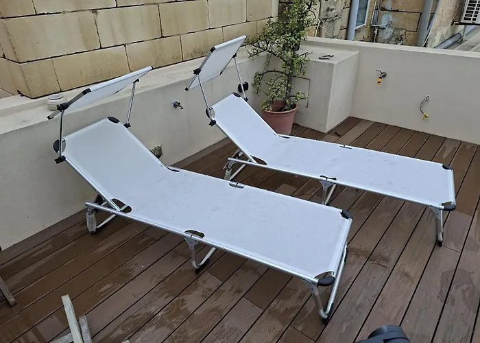 Ground Floor Appartment In Medieval Knights House With Sea View At The Marina Habitación en casa particular